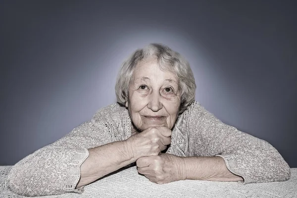 Senior mulher de cabelos grisalhos sonhando isolado no fundo azul — Fotografia de Stock