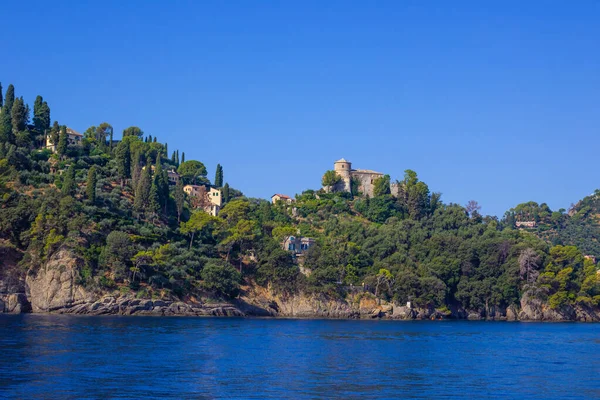 Původní středověký hrad na kopci nedaleko města přístav Portofino, Itálie — Stock fotografie