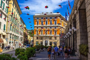 Cenova, Liguria, İtalya - 11 Eylül 2019: Şehir merkezindeki merkez caddedeki insanlar