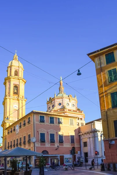 Rapallo, italien - 17. september 2019: glockenturm der basilika von san gervasio e protasio in rapallo — Stockfoto