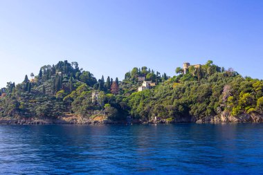 İtalya 'da Portofino yakınlarında deniz kenarındaki villalar