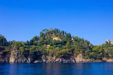 Portofino Limanı kasaba, İtalya yakınlarındaki bir tepe üzerinde yer alan eski ortaçağ kalesi