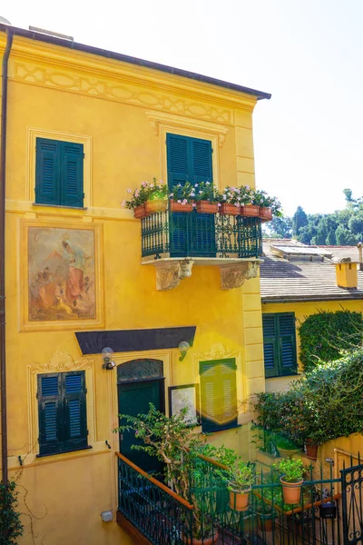 Portofino, Italy - September 13, 2019: Beautiful colorful facade of Italian house, Portofino, Genoa — Stock Photo, Image