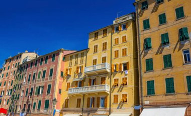 Güneşli yaz gününde Camogli 'de renkli binalar, Liguria