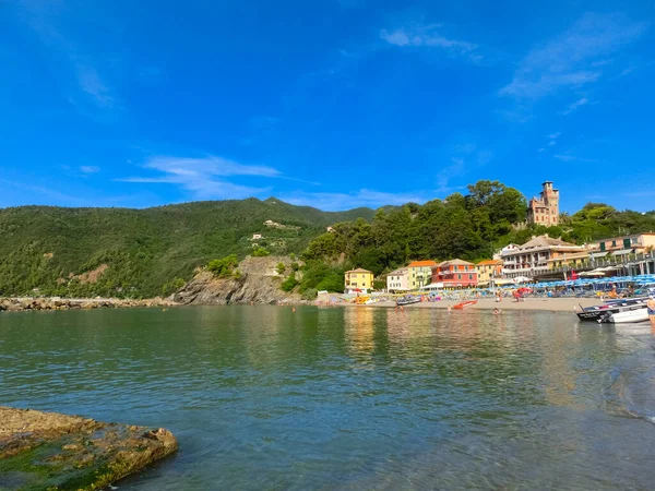 Moneglia, Itália - 15 de setembro de 2019: O litoral de Moneglia com a aldeia na praia de areia — Fotografia de Stock