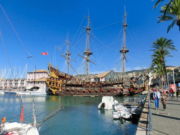 Genua, italien - 11. september 2019: galeone neptune piratenschiff in genua porto antico, italien. — Stockfoto