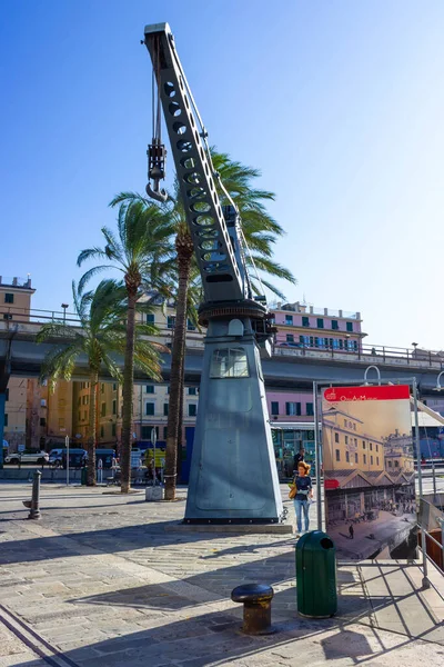 Genova, Liguria, Italia - 11 settembre 2019: -persone nella via centrale nel centro della città — Foto Stock