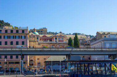 Cenova, Liguria, İtalya - 11 Eylül 2019: Şehir merkezindeki merkez caddedeki insanlar