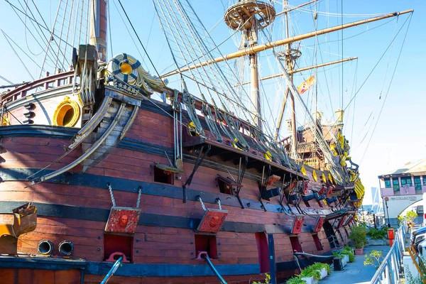 Genua, italien - 11. september 2019: galeone neptune piratenschiff in genua porto antico, italien. — Stockfoto