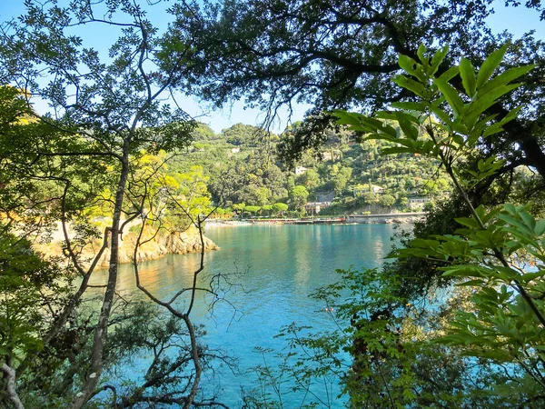 Praia conhecida como paraggi perto portofino em genoa em um céu azul e fundo do mar — Fotografia de Stock