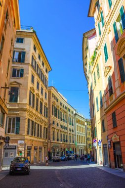Cenova, Liguria, İtalya - 11 Eylül 2019: Şehir merkezindeki merkez caddedeki insanlar