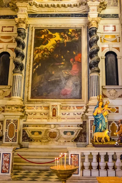 제노바, 리구리아, 이탈리아 - 2019 년 9 월 11 일 : baroque painting and golden decorations of santissima Annunziata del vastato — 스톡 사진
