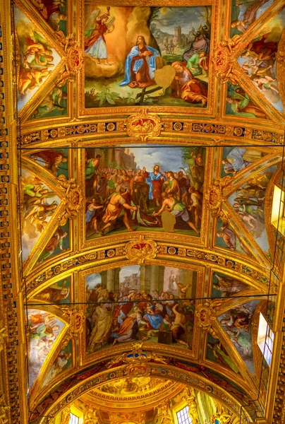 Génova, Liguria, Italia - 11 de septiembre de 2019: Las pinturas barrocas y las decoraciones doradas de Santissima Annunziata del Vastato — Foto de Stock