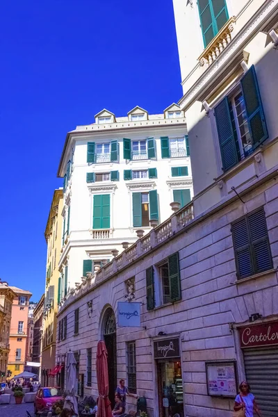 Cenova, Liguria, İtalya - 11 Eylül 2019: Şehir merkezindeki merkez caddedeki insanlar — Stok fotoğraf