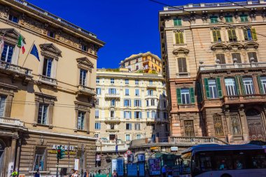 Cenova, Liguria, İtalya - 11 Eylül 2019: Şehir merkezindeki merkez caddedeki insanlar