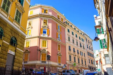Cenova, Liguria, İtalya - 11 Eylül 2019: Şehrin eski bir kısmında eski bir İtalyan binasının cephesi, panjurlu pencereler, İtalya 'nın Cenova kentinde eski bir bina.