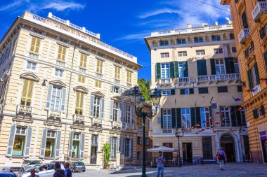 Cenova, Liguria, İtalya - 11 Eylül 2019: Şehir merkezindeki merkez caddedeki insanlar