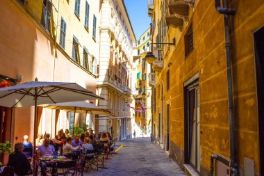 Cenova, Liguria, İtalya - 11 Eylül 2019: Şehir merkezindeki merkez caddedeki insanlar