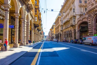 Cenova, Liguria, İtalya - 11 Eylül 2019: Şehir merkezindeki merkez caddedeki insanlar