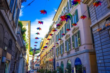 Cenova, Liguria, İtalya - 11 Eylül 2019: Şehir merkezindeki merkez caddedeki insanlar