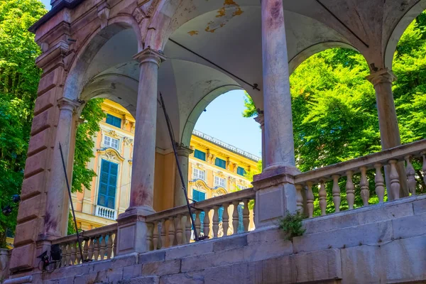 Fassade eines alten italienischen Gebäudes in der Altstadt, Fenster mit Rollläden, Altbau in Genua, Italien. — Stockfoto