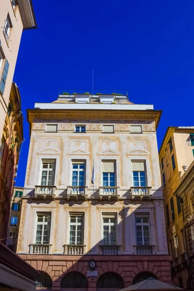Fachada de un antiguo edificio italiano en el casco antiguo de la ciudad, ventanas con persianas, edificio antiguo en Génova, Italia . —  Fotos de Stock