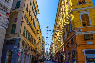 Cenova, Liguria, İtalya - 11 Eylül 2019: Şehir merkezindeki merkez caddedeki insanlar