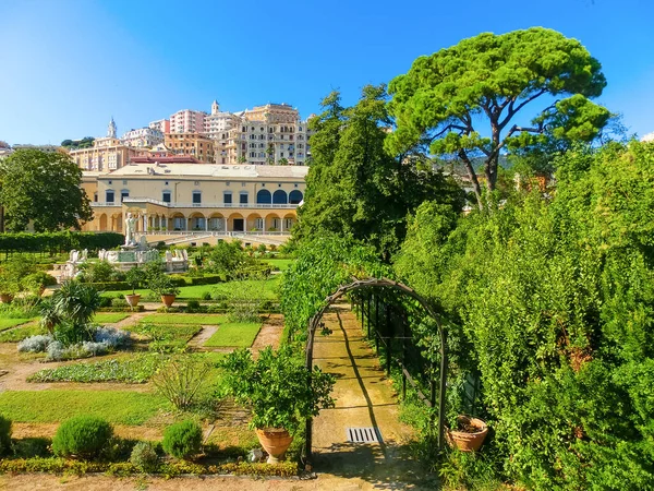 Die alte villa und ihr garten in genua, italien — Stockfoto