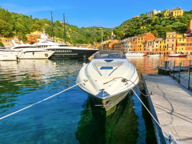 Güzel koyu renkli evlerin Portofino, Liguria, İtalya