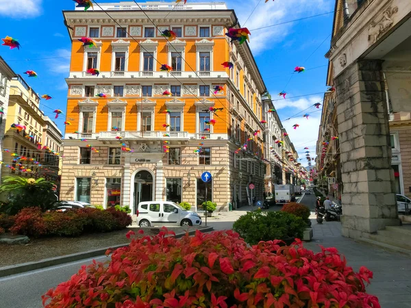 Genoa, Liguria, Olaszország - 2019. szeptember 11.: -emberek a központi utcán a belvárosban — Stock Fotó