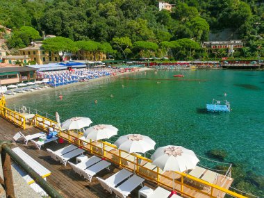 Portofino, İtalya - 16 Eylül 2019: Portofino yakınlarında mavi gökyüzü ve deniz arka planında paraggi olarak bilinen plaj