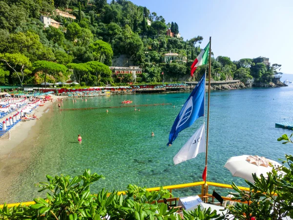 Portofino, Włochy - 16 września 2019: plaża znana jako paraggi w pobliżu Portofino in genoa na błękitnym niebie i tle morza — Zdjęcie stockowe