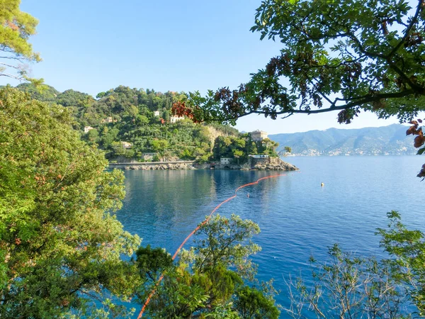 Der Strand in der Nähe von Portofino in Genua vor blauem Himmel und Meeresgrund — Stockfoto