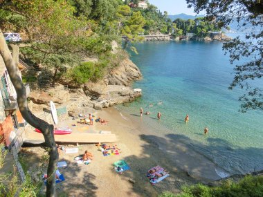 Portofino, İtalya - 16 Eylül 2019: Portofino yakınlarında mavi gökyüzü ve deniz arka planında paraggi olarak bilinen plaj