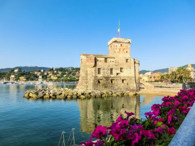 deniz İtalyan bayrağı İtalyan kaleleri - Rapallo kalesi , Portofino İtalya yakınlarındaki Liguria Cenova Tigullio körfezi .