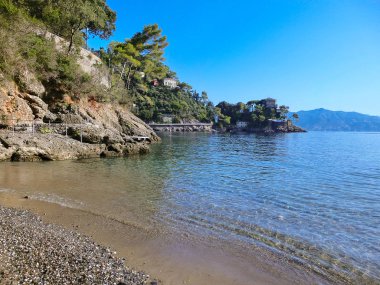 Mavi gökyüzü ve denizin zemin üzerine Cenova'da portofino yakınındaki paraggi olarak bilinen beach