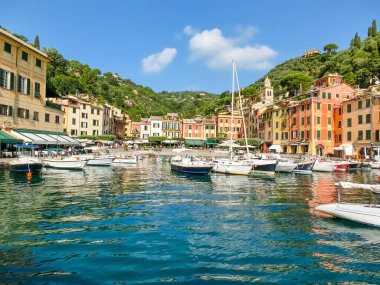 Güzel koyu renkli evlerin Portofino, Liguria, İtalya
