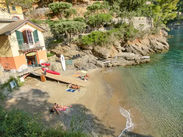 意大利波尔图菲诺（Portofino）- 2019年9月16日：位于热那亚波尔图菲诺（Portofino）附近，蓝天和大海背景的海滩，名为"芦笋"（paraggi） — 图库照片