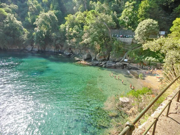 Portofino, Italia - 16 de septiembre de 2019: playa conocida como paraggi cerca de portofino en Génova sobre un cielo azul y fondo marino — Foto de Stock