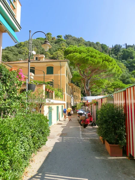 De kleine straat aan het strand bekend als paraggi in de buurt van portofino in genoa — Stockfoto