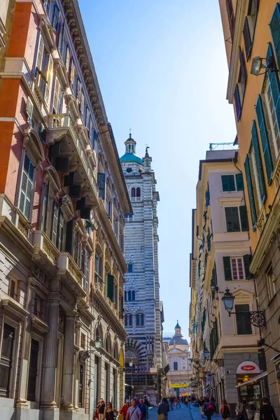 Genua, Ligurië, Italië - 11 september 2019: -mensen in de centrale straat in het centrum — Stockfoto