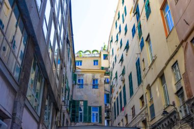 Şehrin eski kısmındaki eski İtalyan binası, panjurlu pencereler, Cenova, İtalya 'daki eski bina..