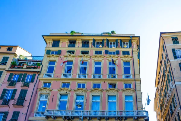 Facciata di un vecchio edificio italiano in centro storico, finestre con persiane, vecchio edificio a Genova, Italia . — Foto Stock