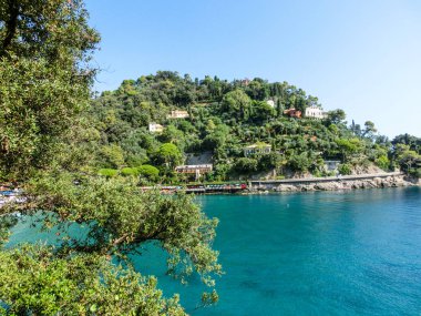 Ceneviz 'de Portofino yakınlarındaki kumsal mavi gökyüzü ve deniz arka planında