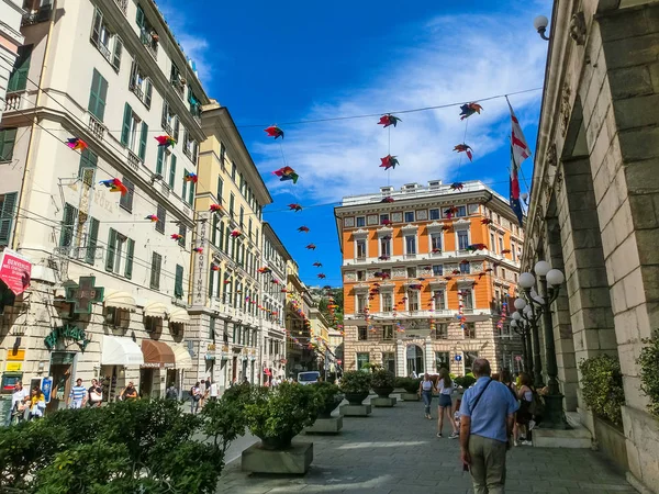 Genua, Ligurië, Italië - 11 september 2019: -mensen in de centrale straat in het centrum — Stockfoto