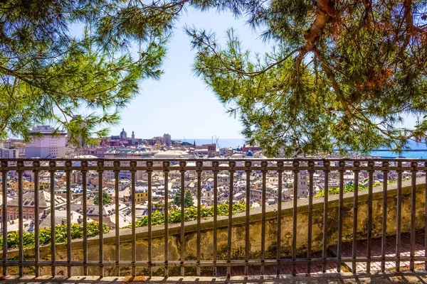 Vista de Génova a la llegada del ascensor Castelletto Levante, Liguria, Italia — Foto de Stock
