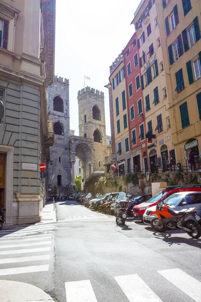 Genova, Liguria, Italia - 11 settembre 2019: -persone nella via centrale nel centro della città — Foto Stock
