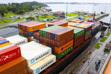 Panama Kanalı, Panama - 7 Aralık 2019: Panama Kanalı 'ndaki Miraflores Kilitleri' ne giren bir kargo gemisi