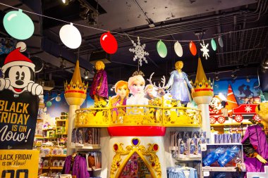 Miami, Usa - 30 Kasım 2019: Disney mağazasındaki renkli prensesler kapalı alışveriş merkezi Bayside Pazarı