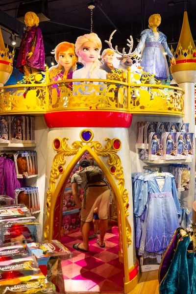 Miami, USA - November 30, 2019: The colorful princesses at Disney store indoor shopping mall Bayside market — Stock Photo, Image